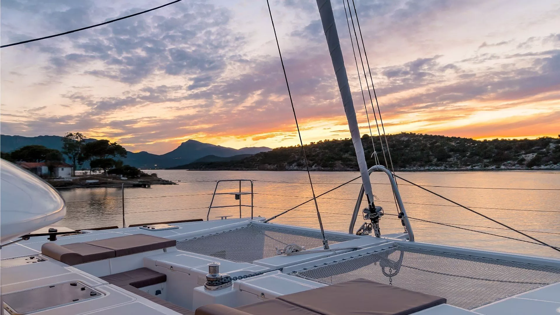https://dev-api.arconyachts.com/storage/media/19613/conversions/851_6712475101-optimize.webp