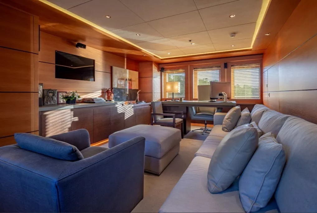 https://dev-api.arconyachts.com/storage/media/19621/conversions/202_4345169152-optimize.webp