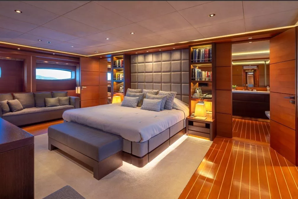 https://dev-api.arconyachts.com/storage/media/19623/conversions/202_3502590462-optimize.webp