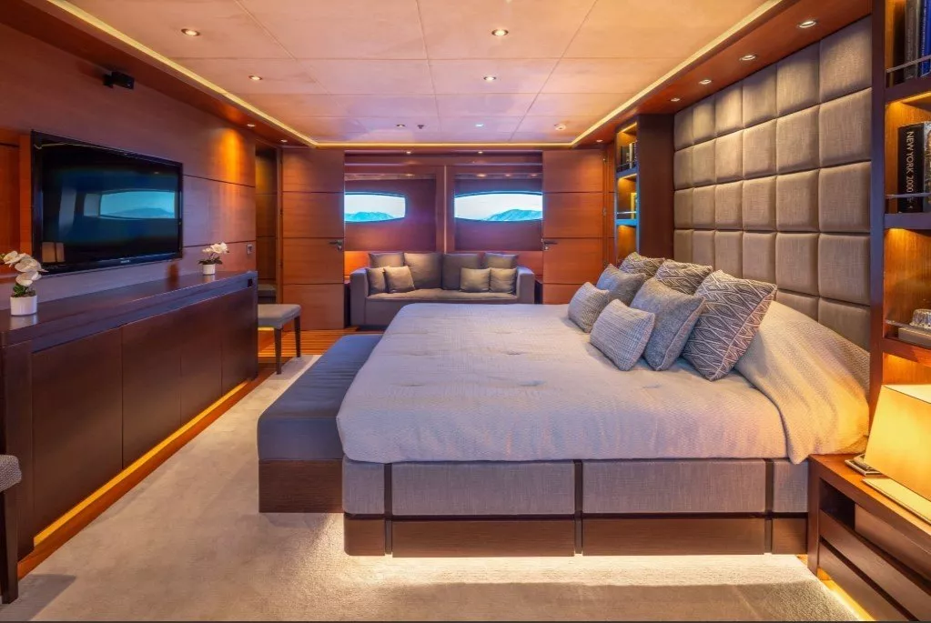 https://dev-api.arconyachts.com/storage/media/19624/conversions/202_1600518574-optimize.webp