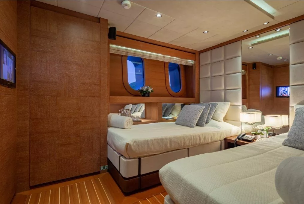 https://dev-api.arconyachts.com/storage/media/19627/conversions/202_7441463466-optimize.webp