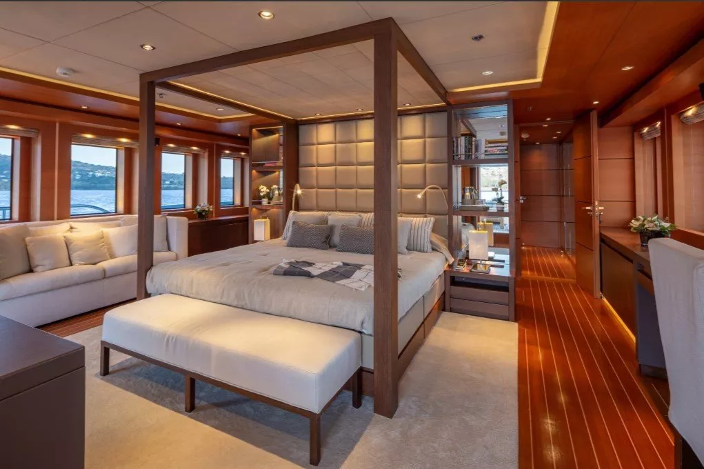 https://dev-api.arconyachts.com/storage/media/19628/conversions/202_9465583625-optimize.webp