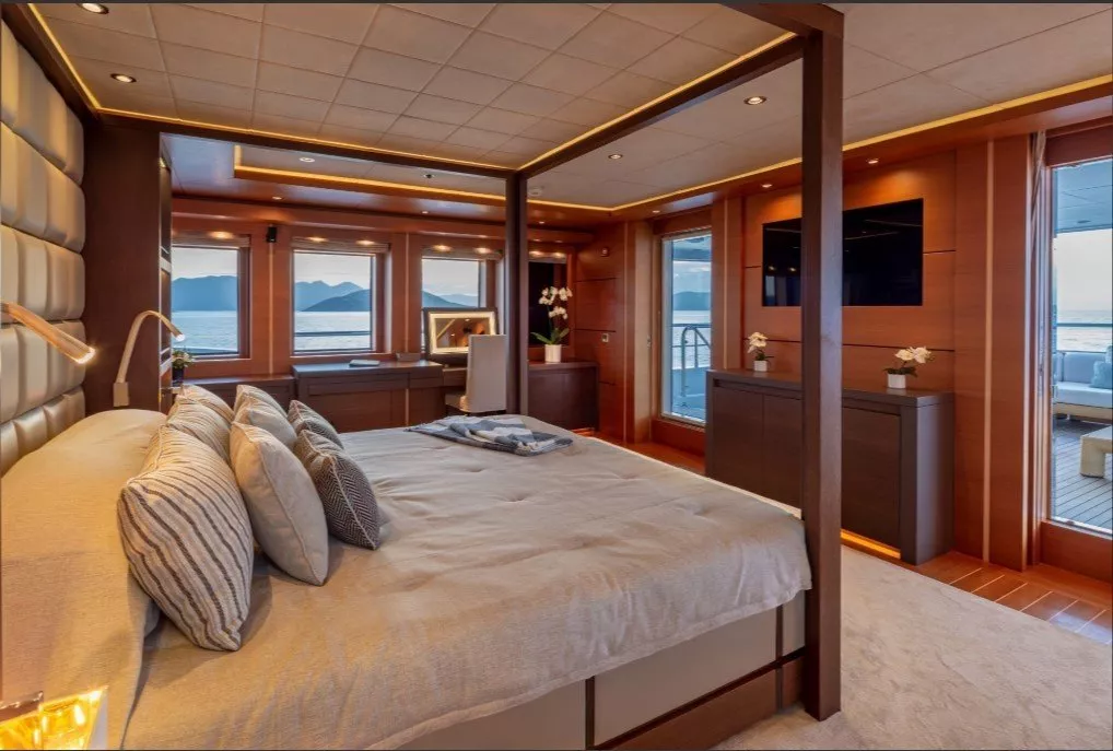 https://dev-api.arconyachts.com/storage/media/19629/conversions/202_7515717016-optimize.webp