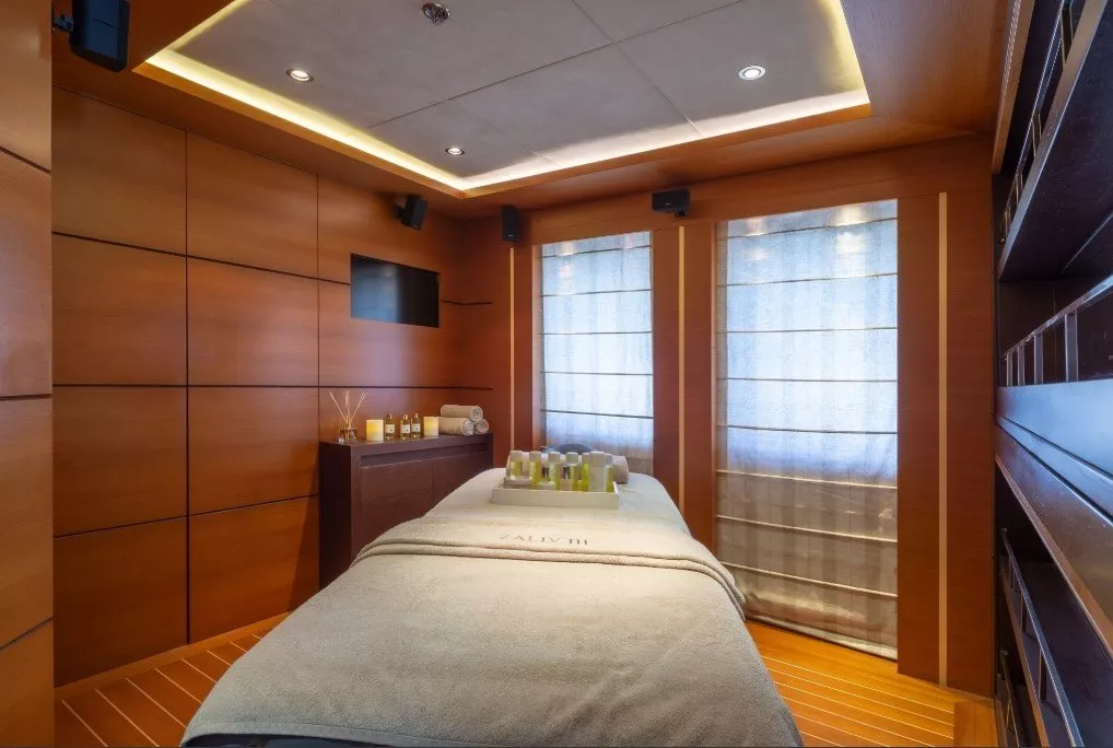 https://dev-api.arconyachts.com/storage/media/19632/conversions/202_3996033754-optimize.webp