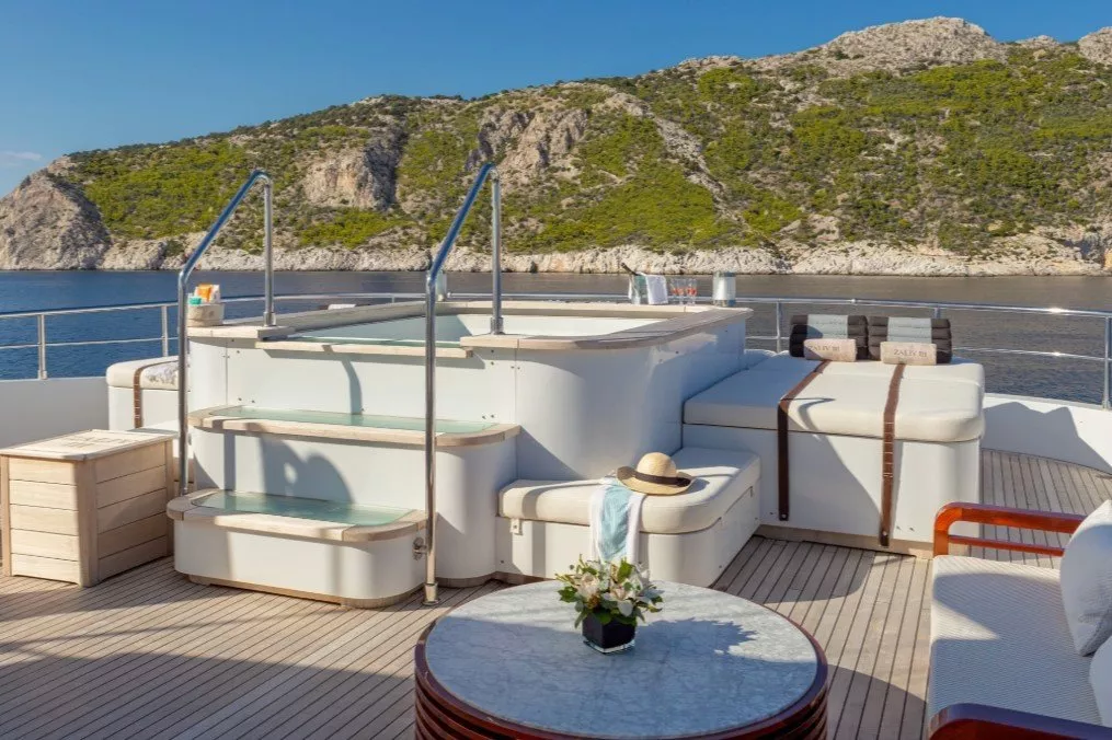 https://dev-api.arconyachts.com/storage/media/19633/conversions/202_0556440104-optimize.webp