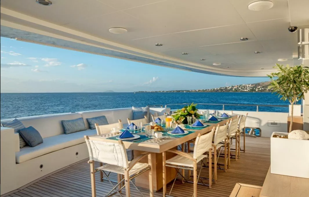 https://dev-api.arconyachts.com/storage/media/19636/conversions/202_2185323712-optimize.webp