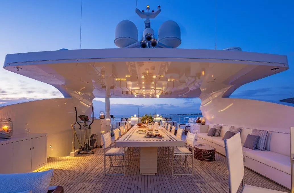 https://dev-api.arconyachts.com/storage/media/19639/conversions/202_0532691123-optimize.webp