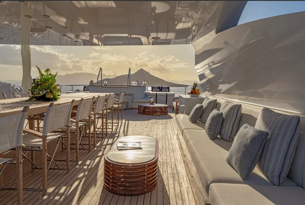 https://dev-api.arconyachts.com/storage/media/19640/conversions/202_9696681273-optimize.webp
