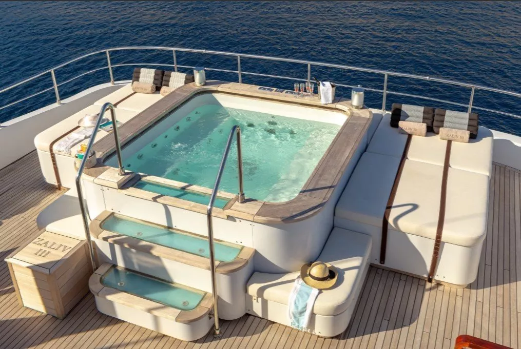 https://dev-api.arconyachts.com/storage/media/19642/conversions/202_4731329295-optimize.webp