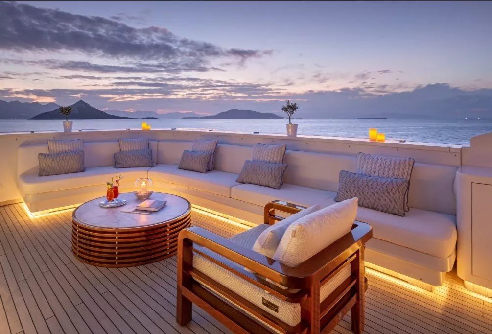 https://dev-api.arconyachts.com/storage/media/19644/conversions/202_6790038125-optimize.webp