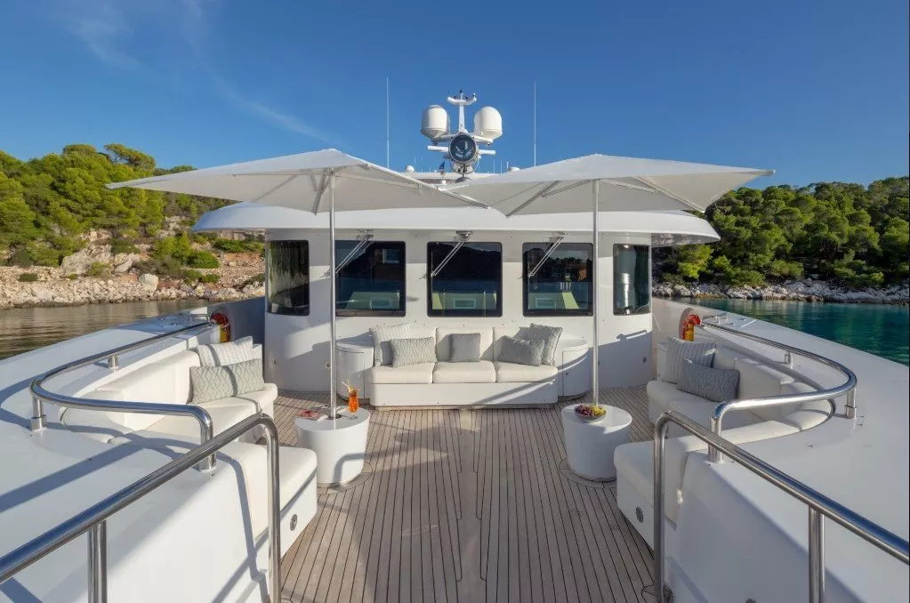 https://dev-api.arconyachts.com/storage/media/19645/conversions/202_0191313691-optimize.webp