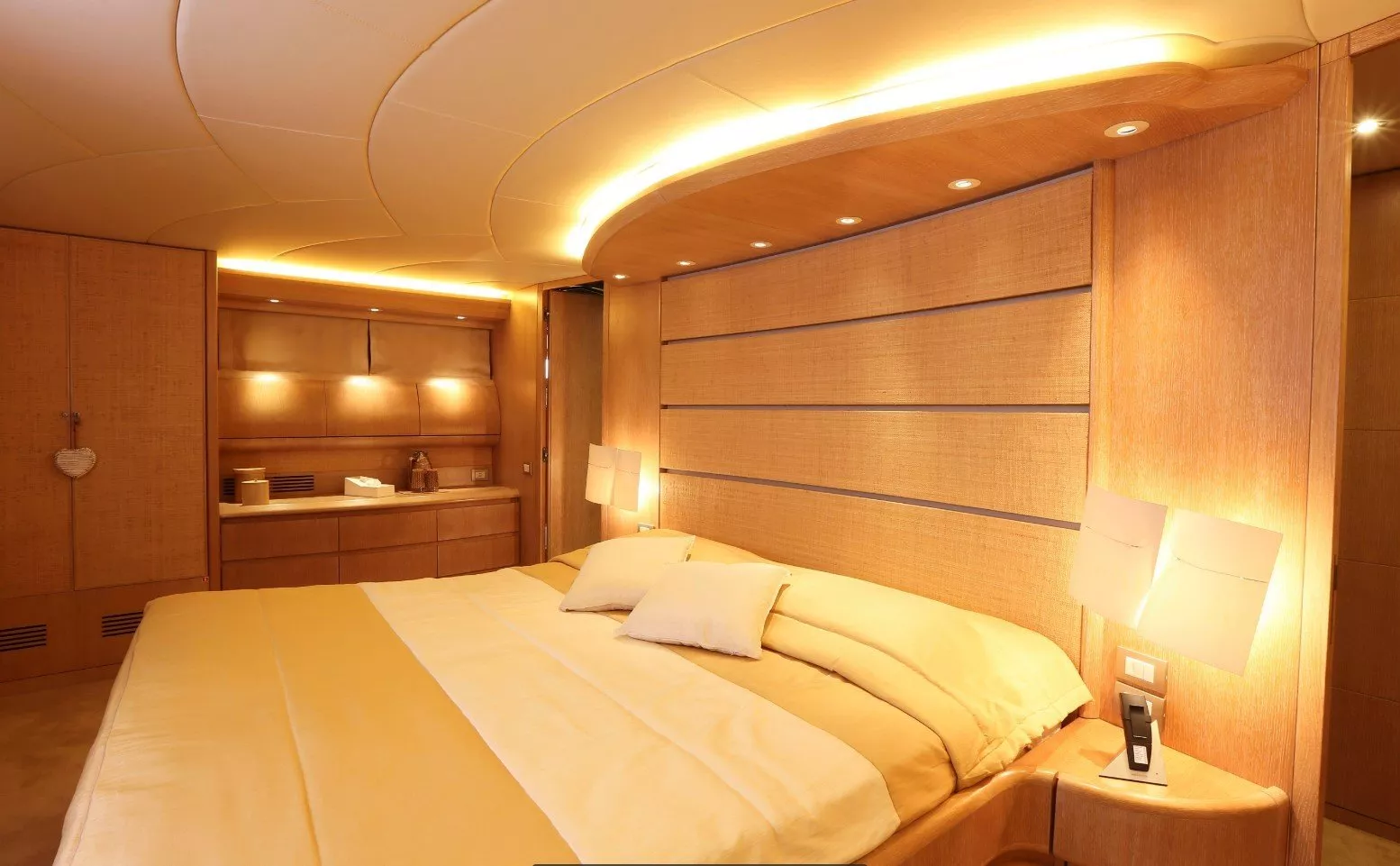 https://dev-api.arconyachts.com/storage/media/19667/conversions/849_3028144710-optimize.webp