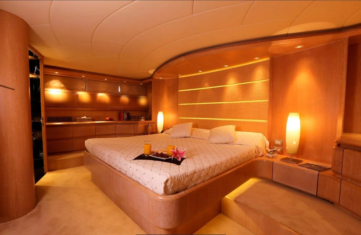 https://dev-api.arconyachts.com/storage/media/19671/conversions/849_5831254978-optimize.webp