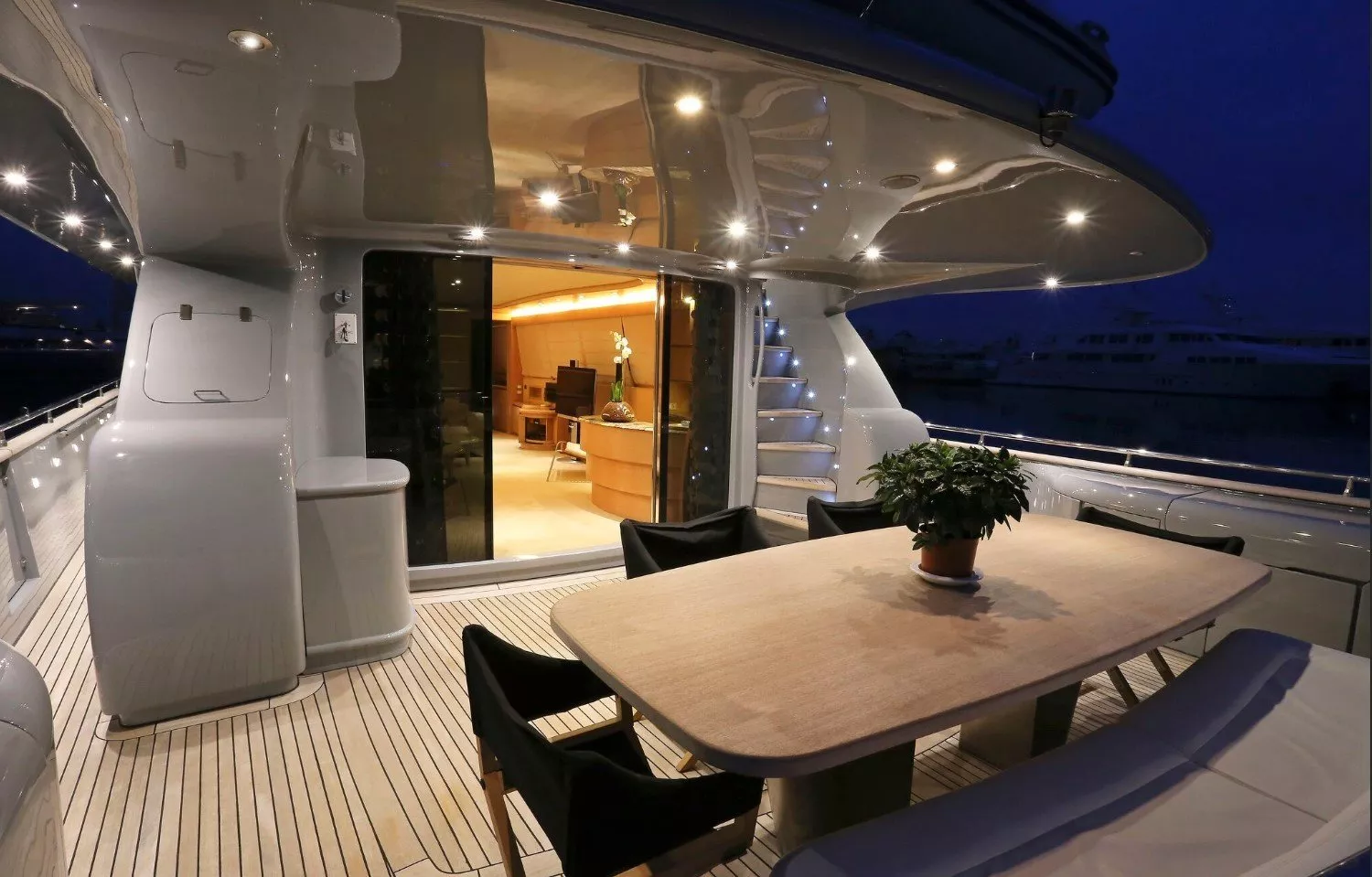 https://dev-api.arconyachts.com/storage/media/19675/conversions/849_3266508014-optimize.webp