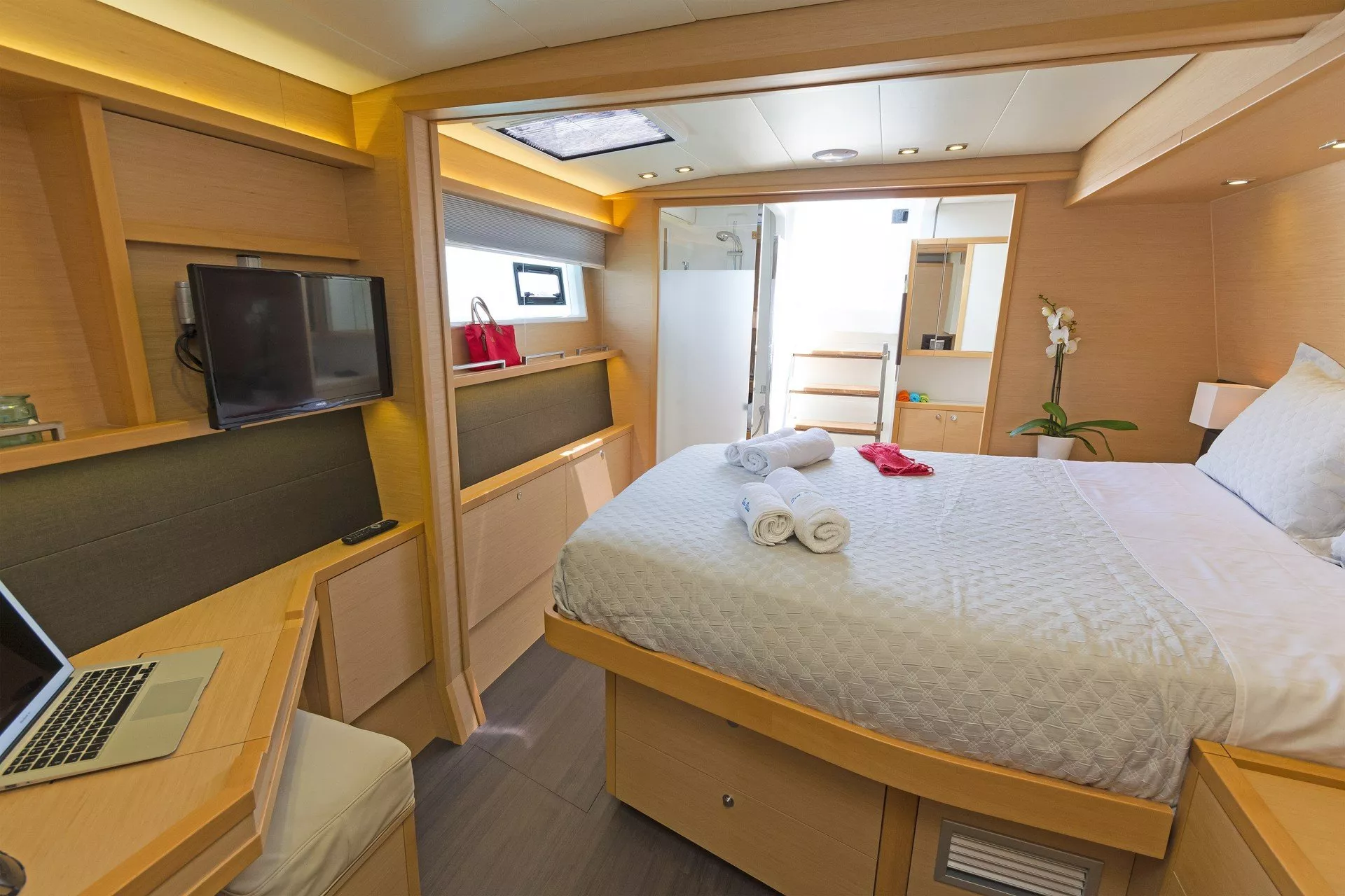 https://dev-api.arconyachts.com/storage/media/19805/conversions/842_9782418044-optimize.webp