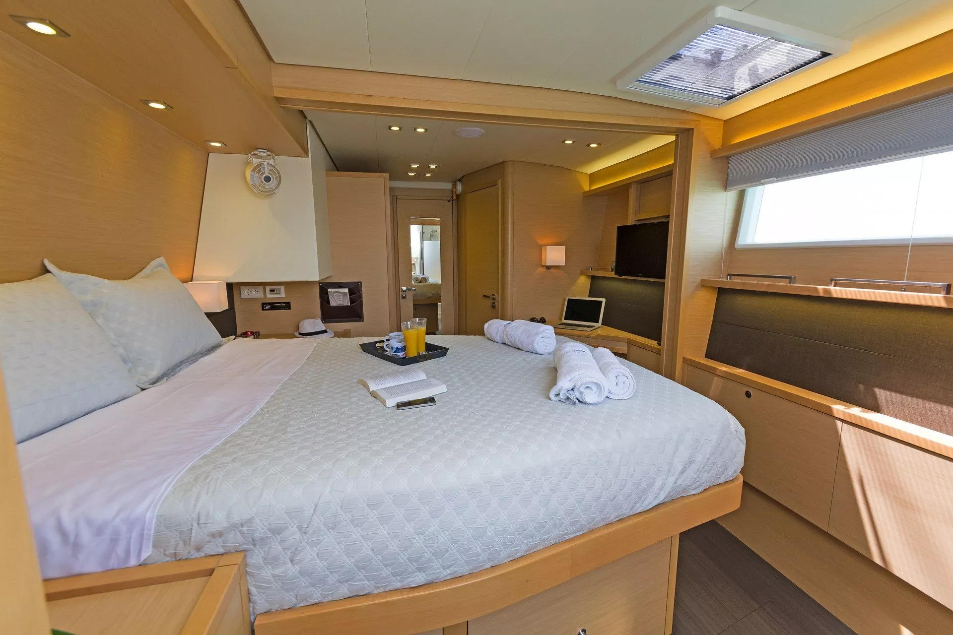 https://dev-api.arconyachts.com/storage/media/19808/conversions/842_1273476041-optimize.webp