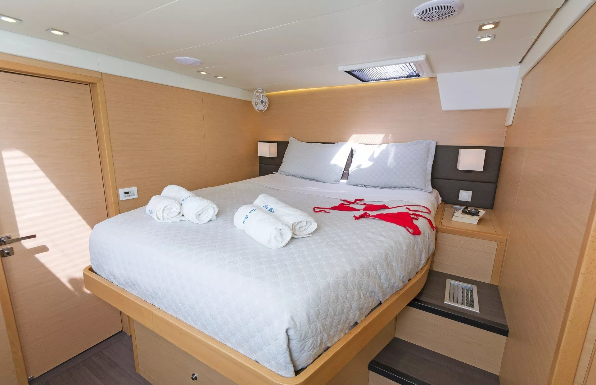 https://dev-api.arconyachts.com/storage/media/19810/conversions/842_4028051795-optimize.webp