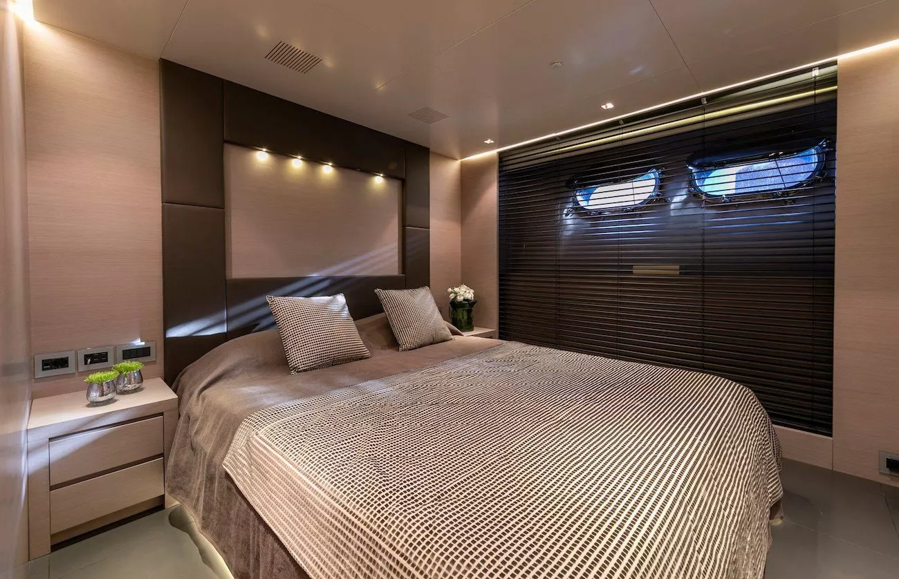 https://dev-api.arconyachts.com/storage/media/19859/conversions/841_9749523914-optimize.webp