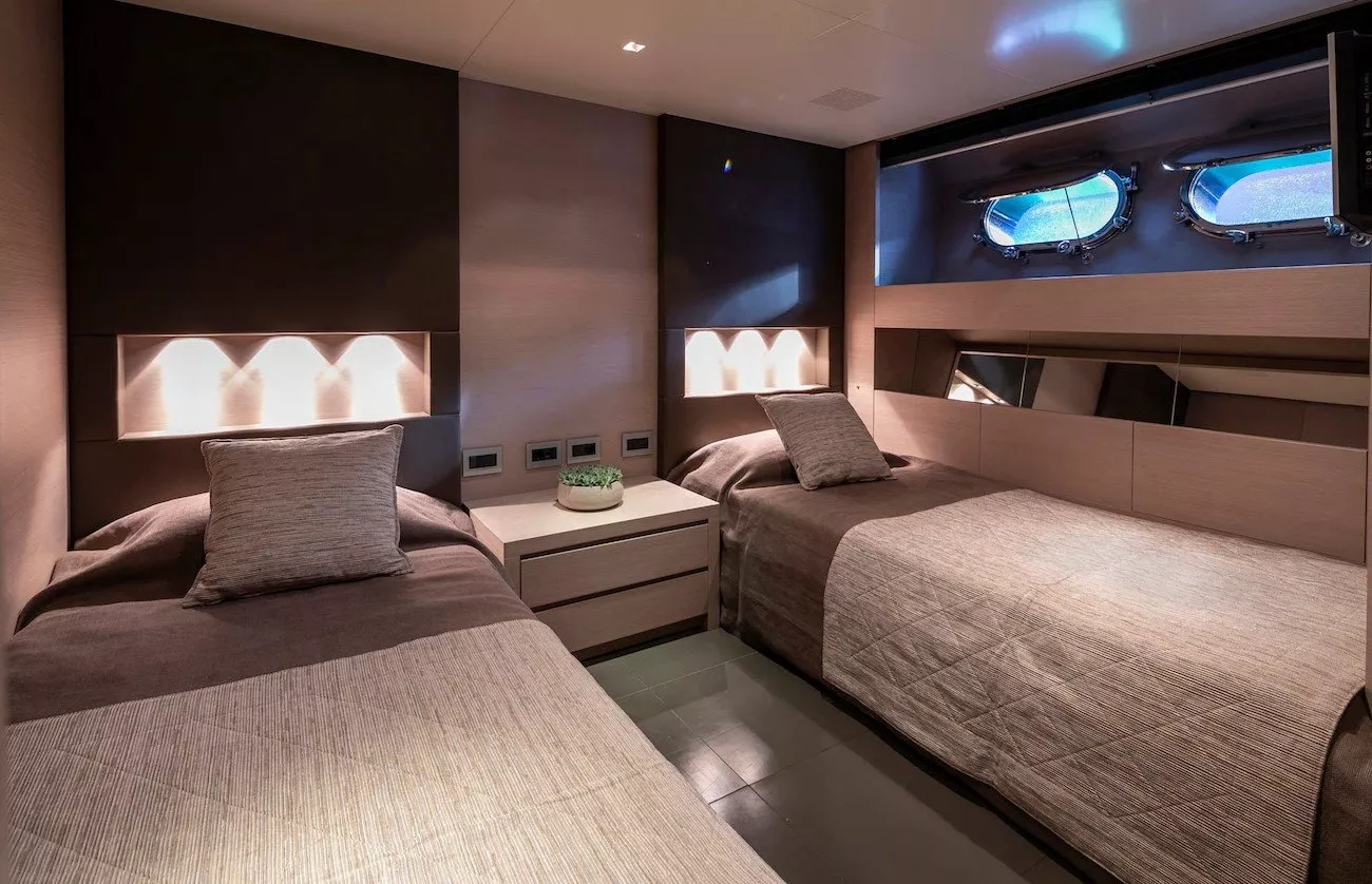 https://dev-api.arconyachts.com/storage/media/19863/conversions/841_5806911263-optimize.webp