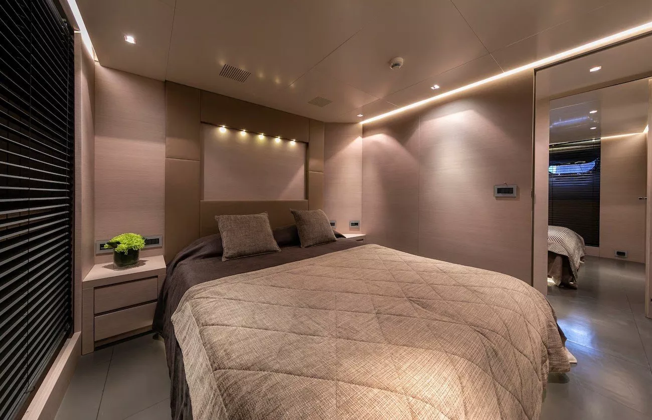 https://dev-api.arconyachts.com/storage/media/19867/conversions/841_7868424167-optimize.webp