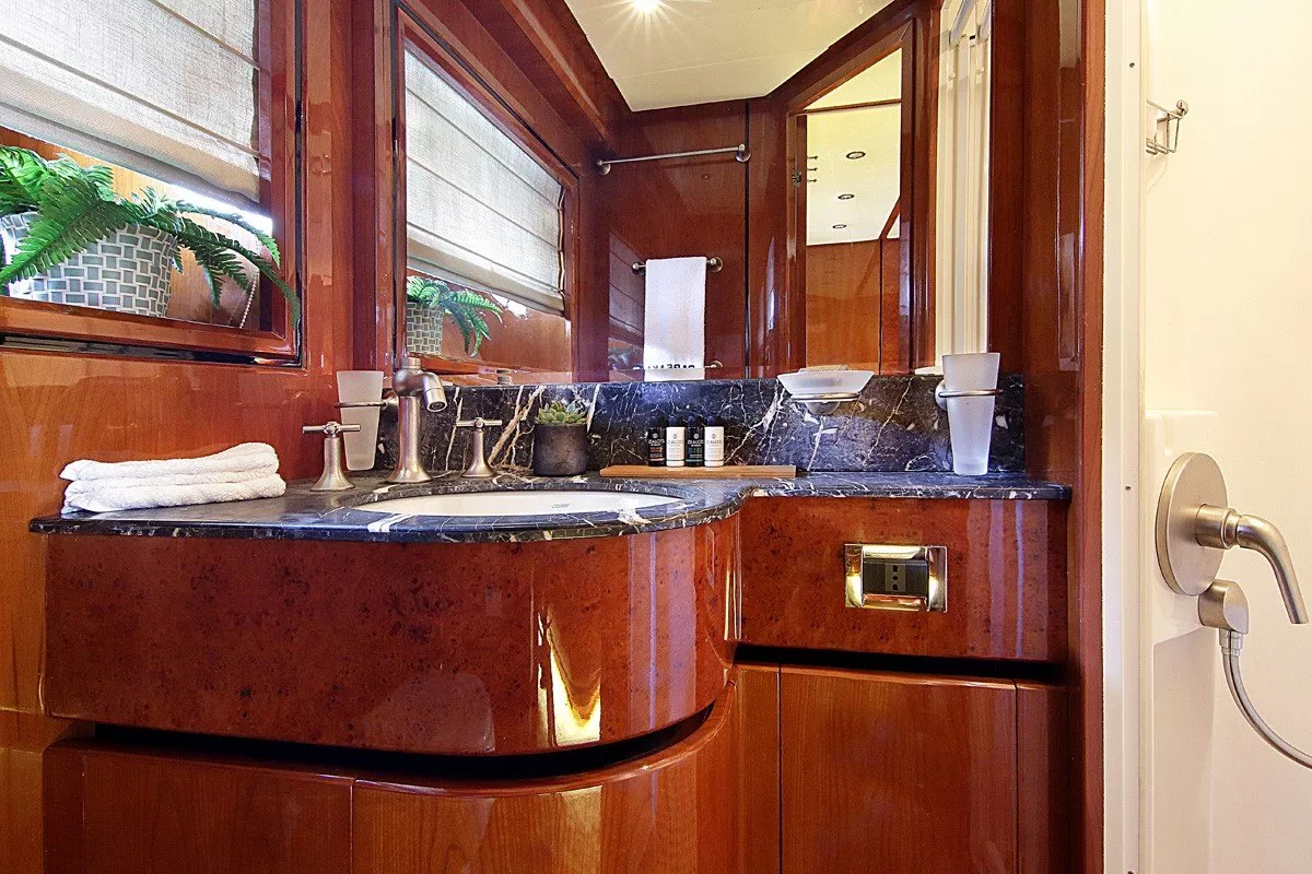 https://dev-api.arconyachts.com/storage/media/19966/conversions/835_2029285785-optimize.webp