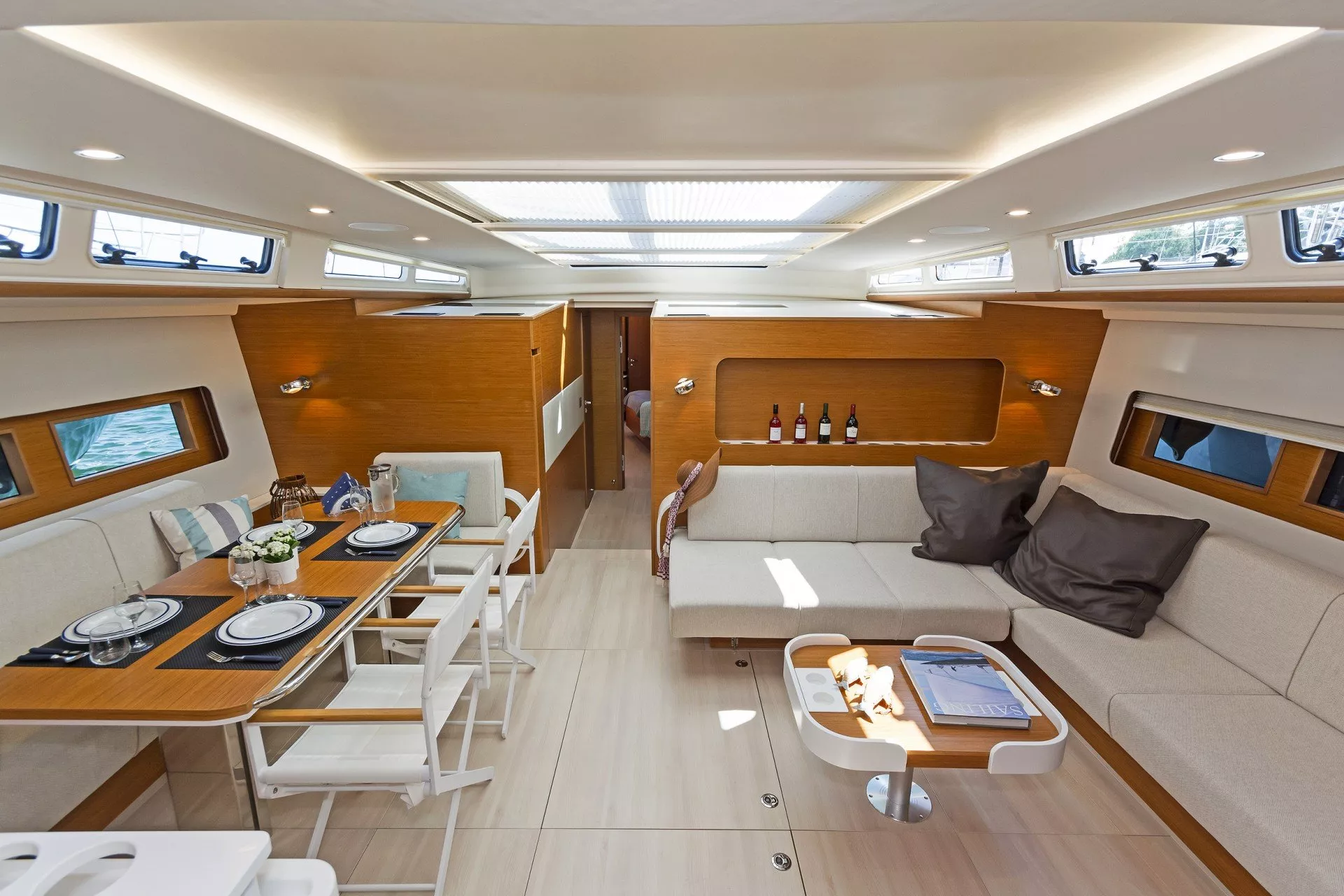 https://dev-api.arconyachts.com/storage/media/20007/conversions/835_8712263967-optimize.webp