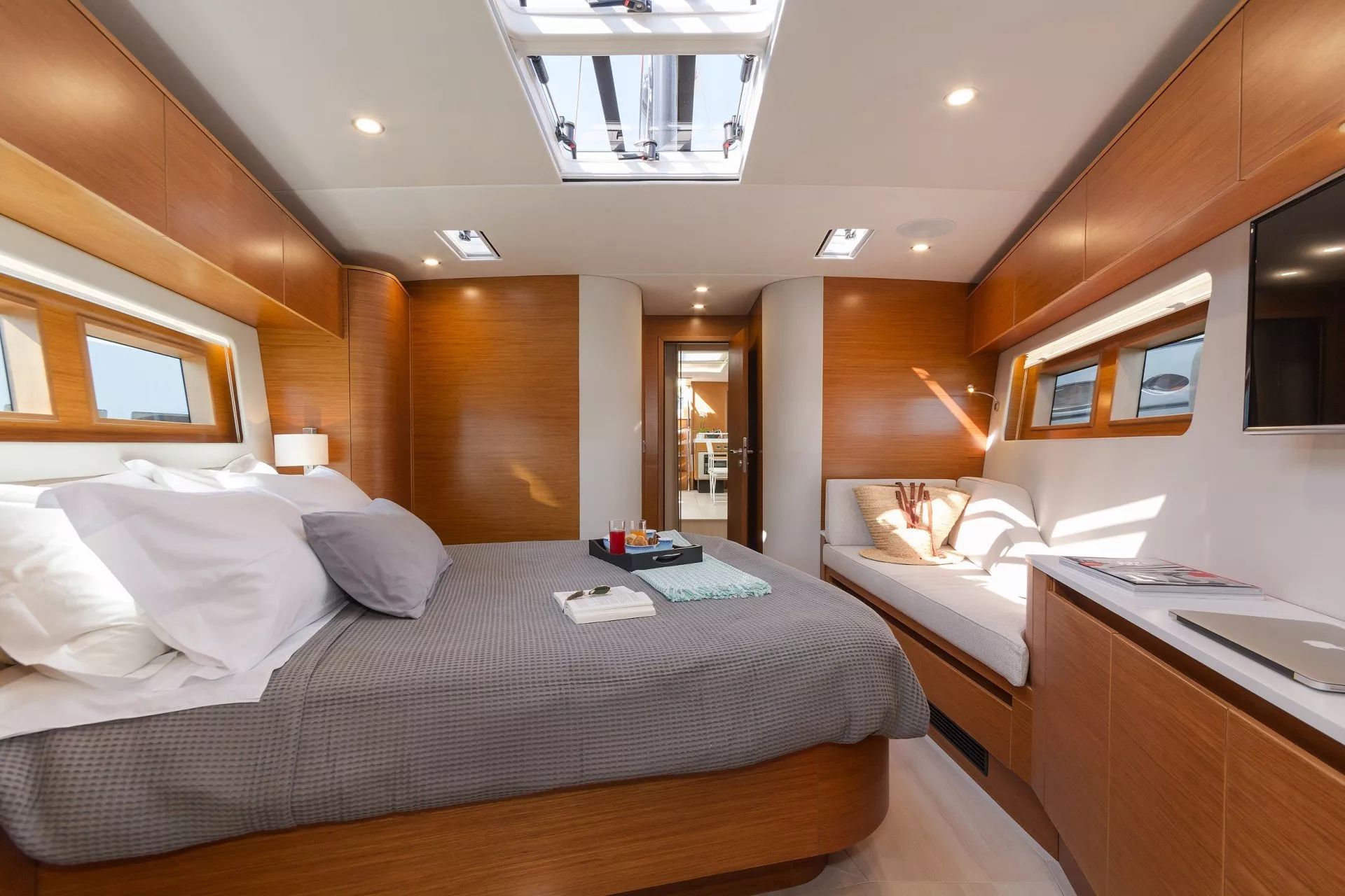 https://dev-api.arconyachts.com/storage/media/20008/conversions/835_2387637381-optimize.webp