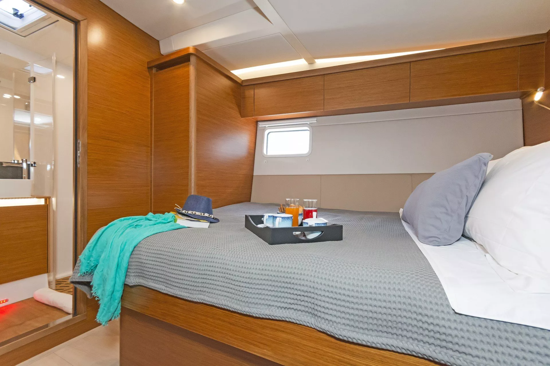 https://dev-api.arconyachts.com/storage/media/20009/conversions/835_7892786903-optimize.webp