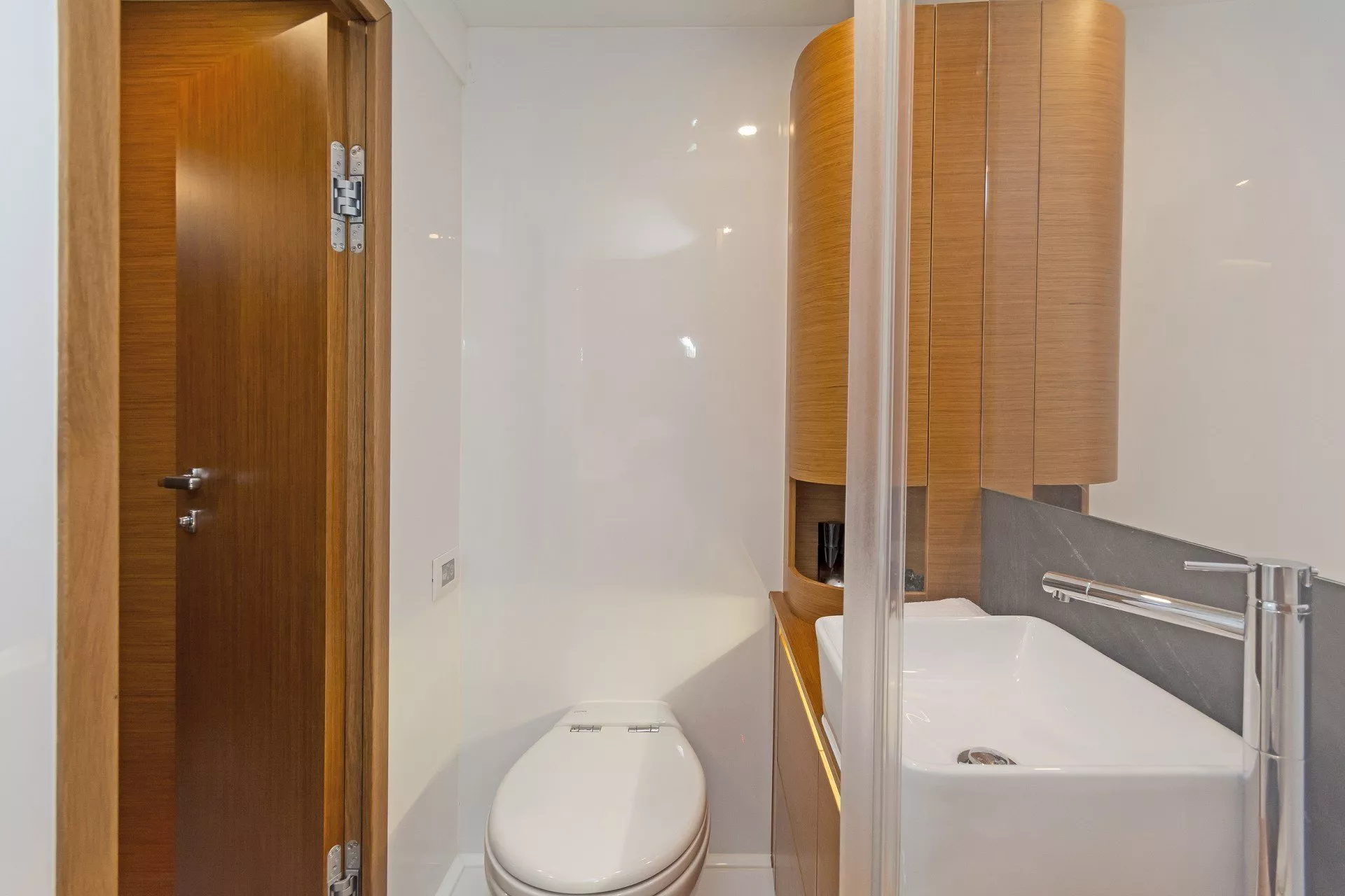 https://dev-api.arconyachts.com/storage/media/20011/conversions/835_9966808467-optimize.webp