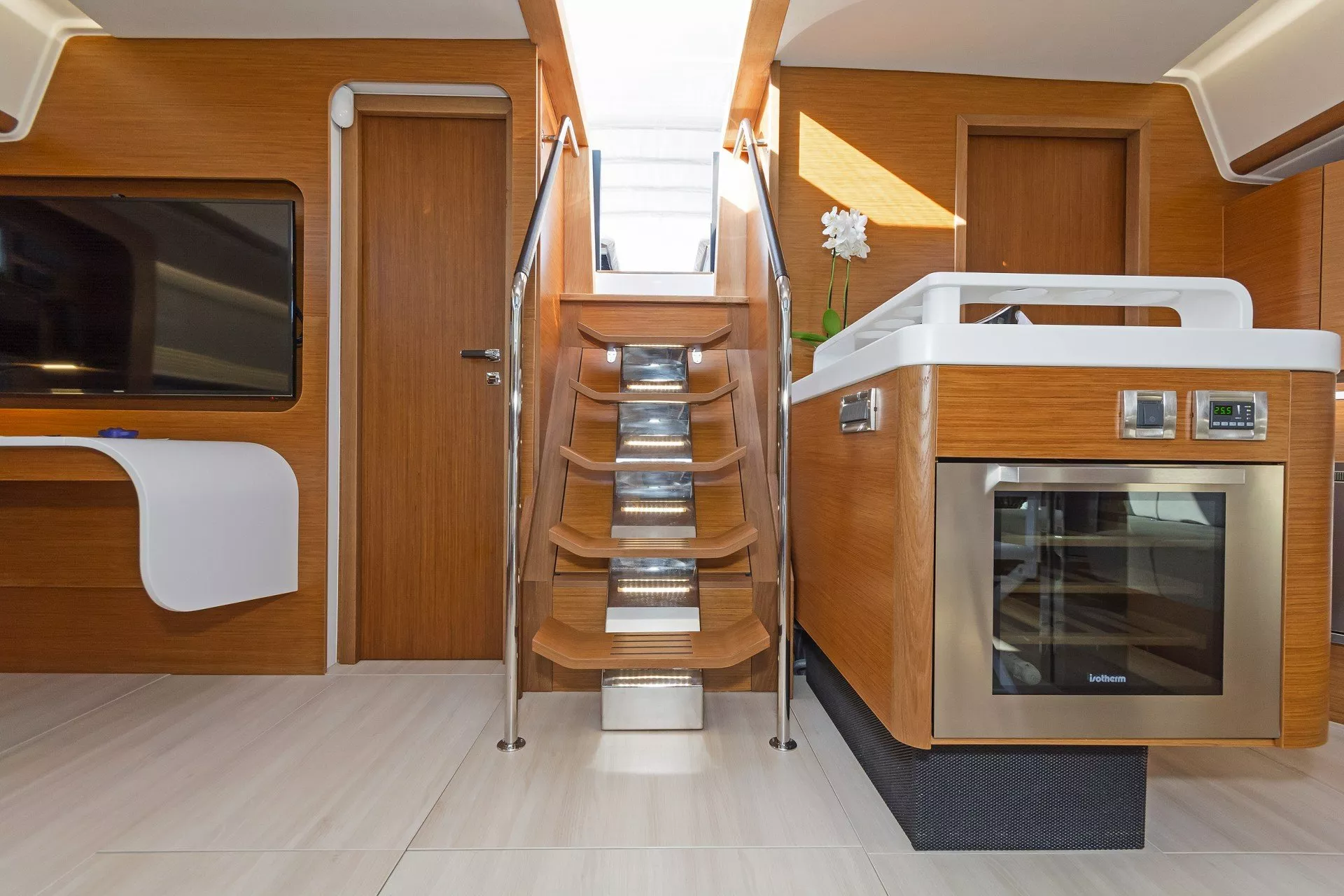 https://dev-api.arconyachts.com/storage/media/20013/conversions/835_8545708557-optimize.webp