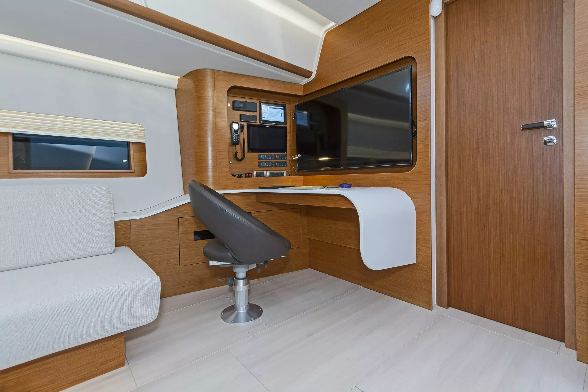 https://dev-api.arconyachts.com/storage/media/20014/conversions/835_6820961344-optimize.webp