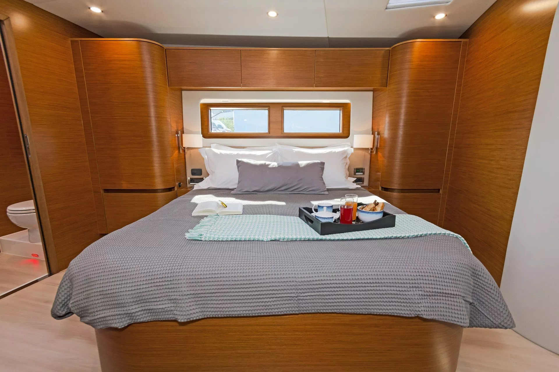 https://dev-api.arconyachts.com/storage/media/20015/conversions/835_6665157837-optimize.webp