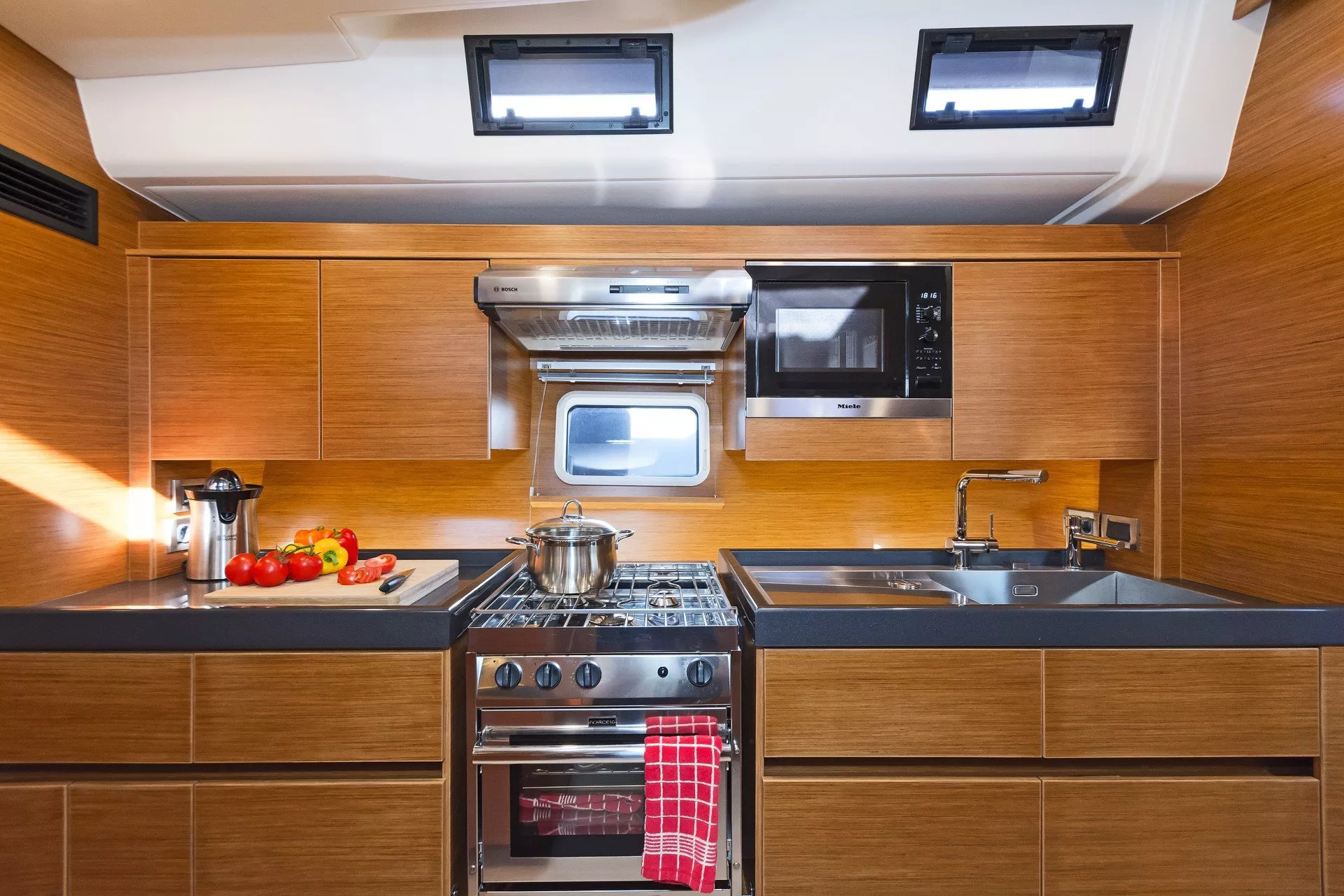 https://dev-api.arconyachts.com/storage/media/20017/conversions/835_0077300400-optimize.webp