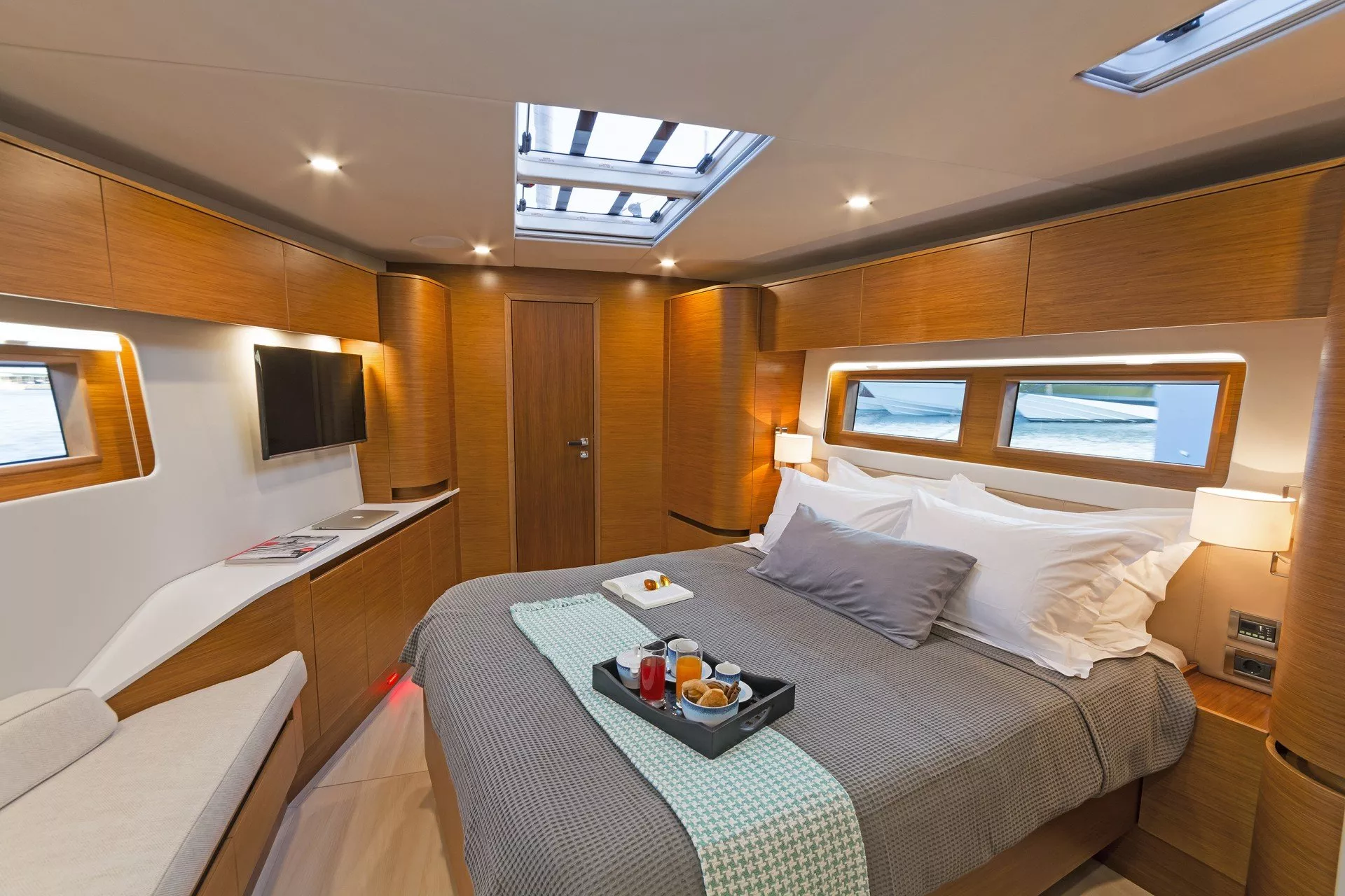 https://dev-api.arconyachts.com/storage/media/20020/conversions/835_6152620183-optimize.webp