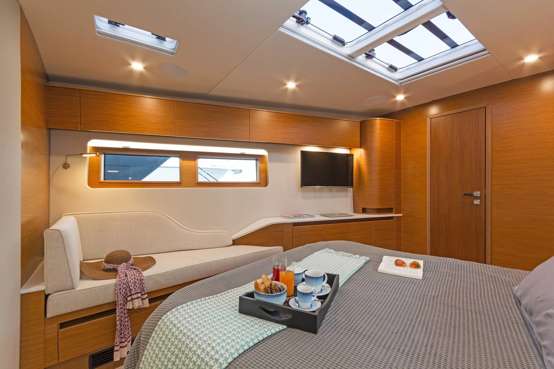 https://dev-api.arconyachts.com/storage/media/20021/conversions/835_1601539136-optimize.webp