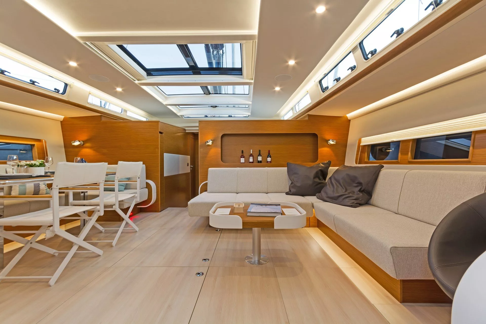 https://dev-api.arconyachts.com/storage/media/20022/conversions/835_9702357533-optimize.webp