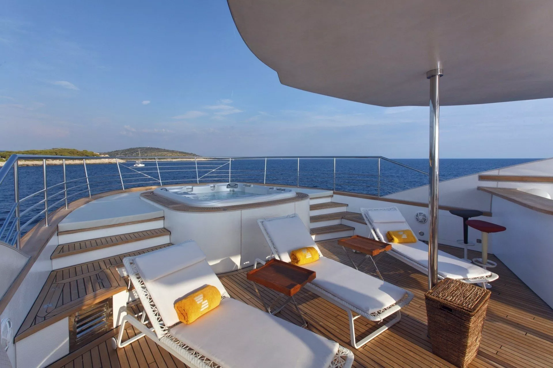 https://dev-api.arconyachts.com/storage/media/20049/conversions/834_7083419185-optimize.webp