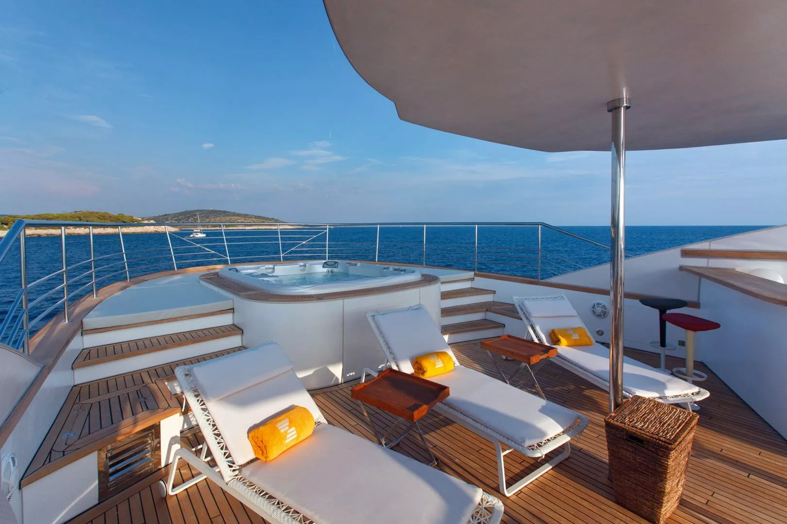 https://dev-api.arconyachts.com/storage/media/20077/conversions/834_0017065098-optimize.webp