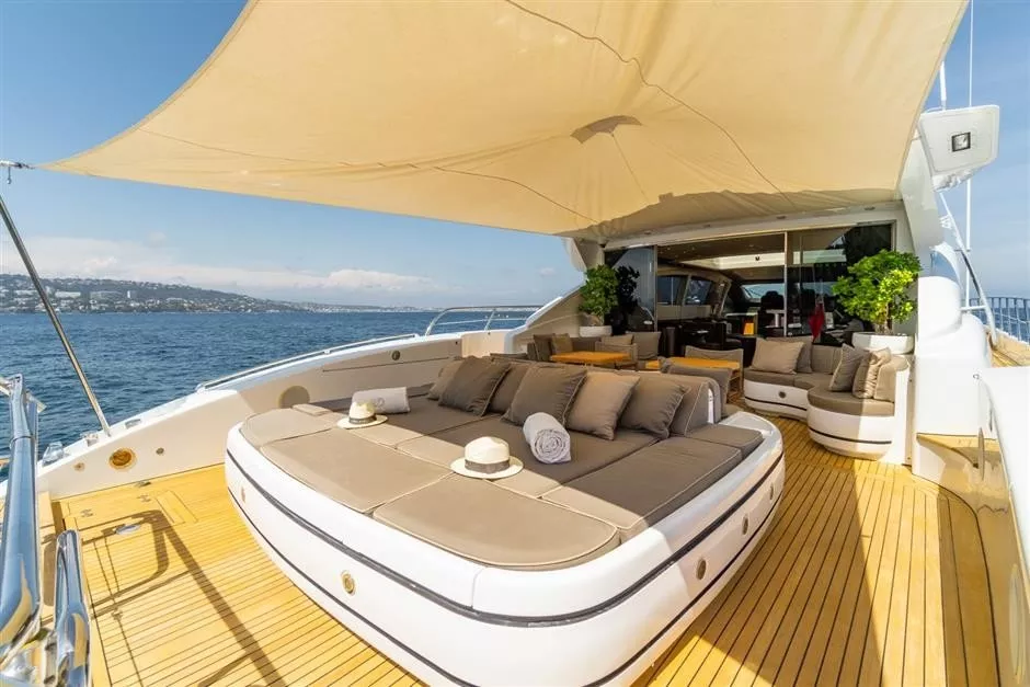 https://dev-api.arconyachts.com/storage/media/20104/conversions/832_2675603750-optimize.webp