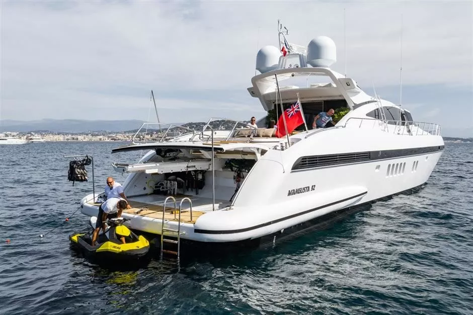 https://dev-api.arconyachts.com/storage/media/20106/conversions/832_9051021252-optimize.webp