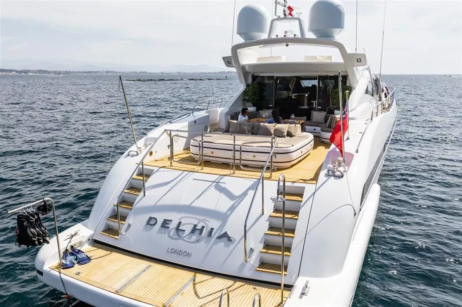 https://dev-api.arconyachts.com/storage/media/20107/conversions/832_5922328781-optimize.webp