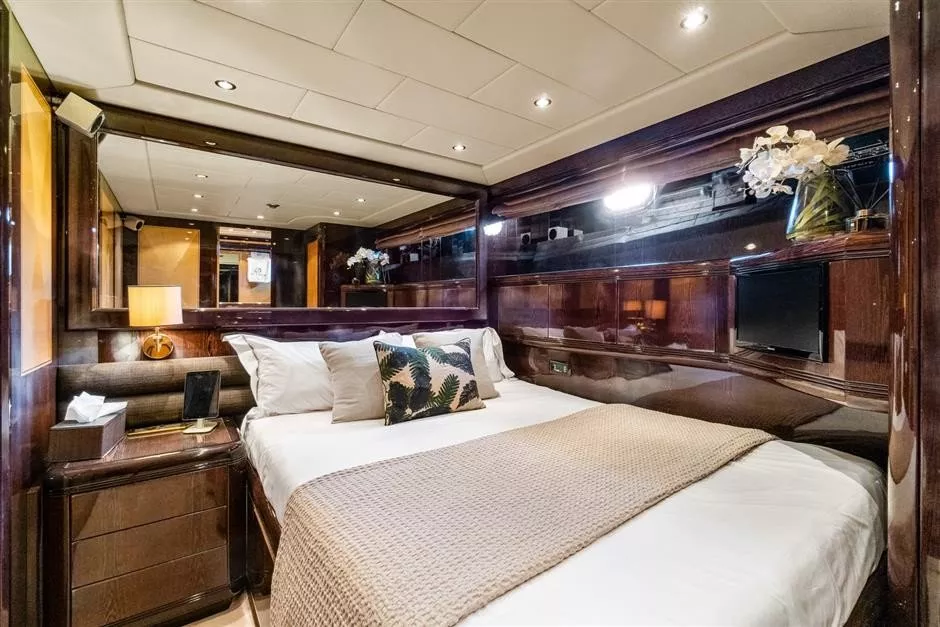 https://dev-api.arconyachts.com/storage/media/20109/conversions/832_2120001219-optimize.webp