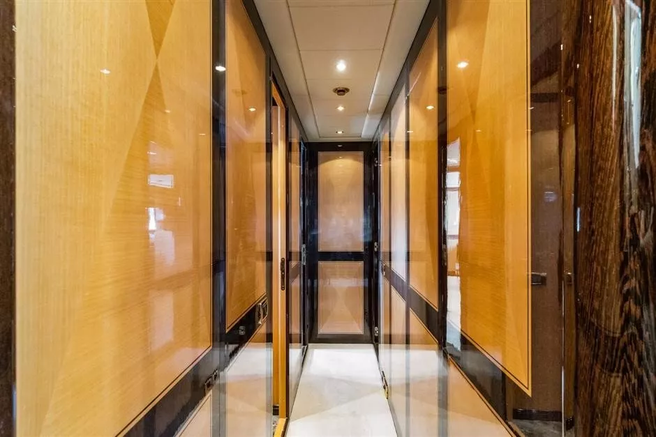 https://dev-api.arconyachts.com/storage/media/20110/conversions/832_0149011020-optimize.webp