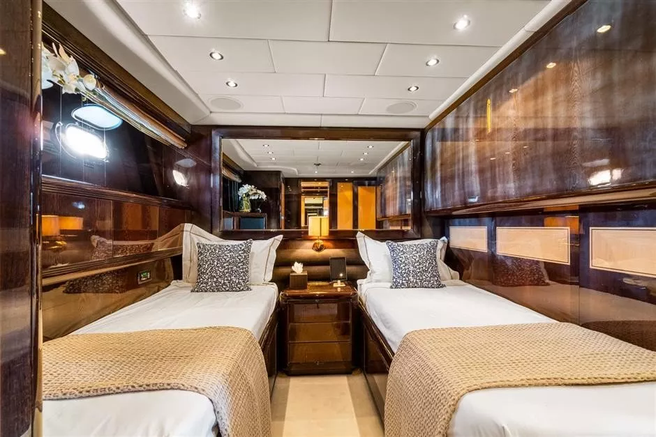 https://dev-api.arconyachts.com/storage/media/20112/conversions/832_6942141383-optimize.webp