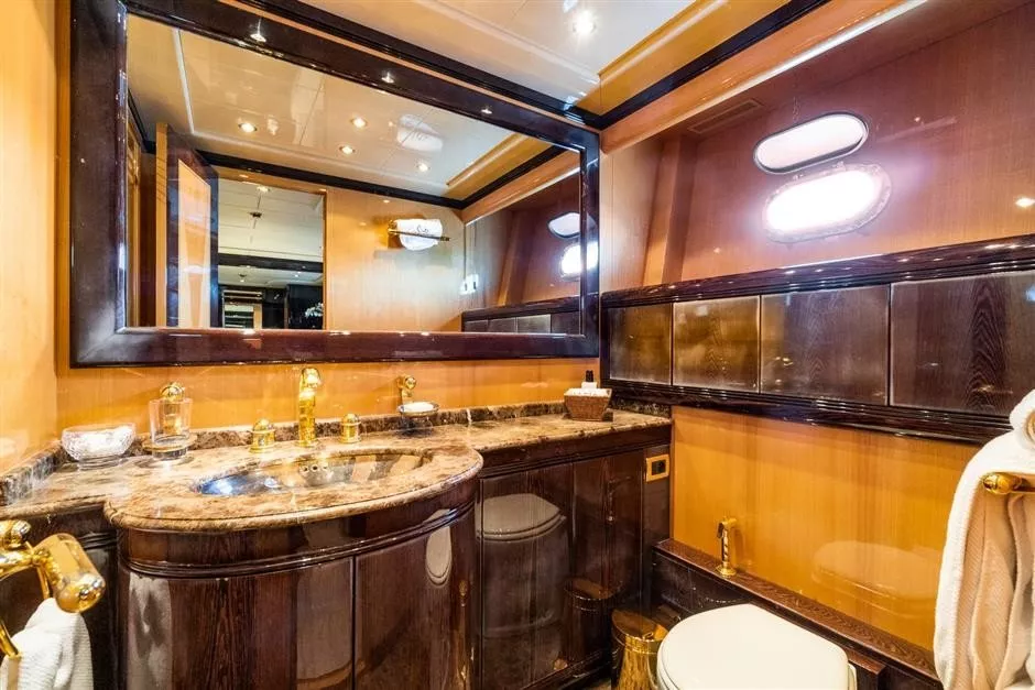 https://dev-api.arconyachts.com/storage/media/20113/conversions/832_6583601694-optimize.webp