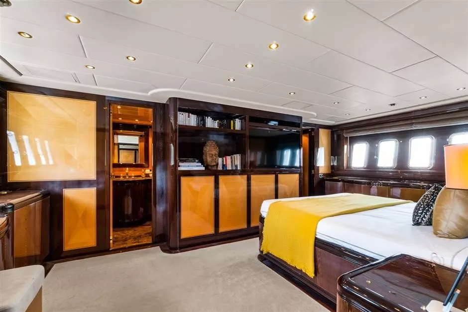 https://dev-api.arconyachts.com/storage/media/20115/conversions/832_8235934584-optimize.webp