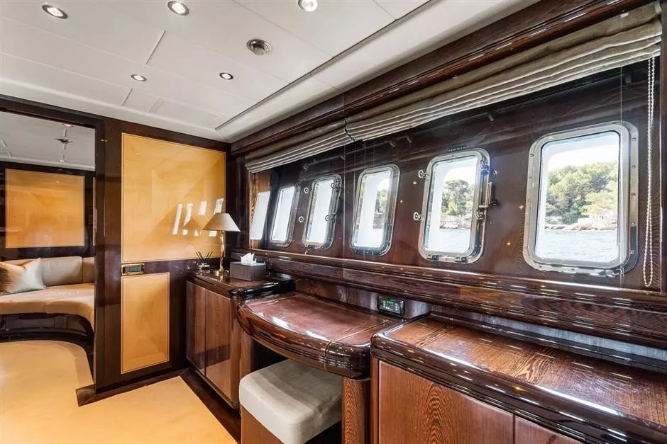 https://dev-api.arconyachts.com/storage/media/20116/conversions/832_4660778992-optimize.webp