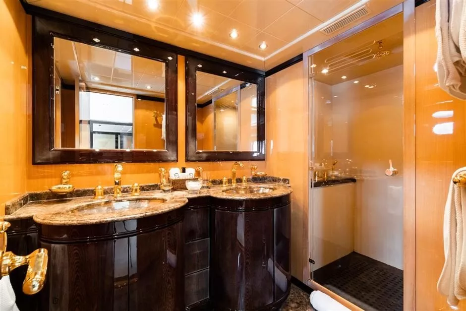 https://dev-api.arconyachts.com/storage/media/20118/conversions/832_6330803672-optimize.webp