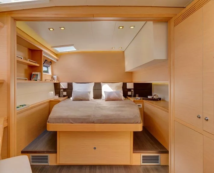 https://dev-api.arconyachts.com/storage/media/20194/conversions/830_1595951069-optimize.webp