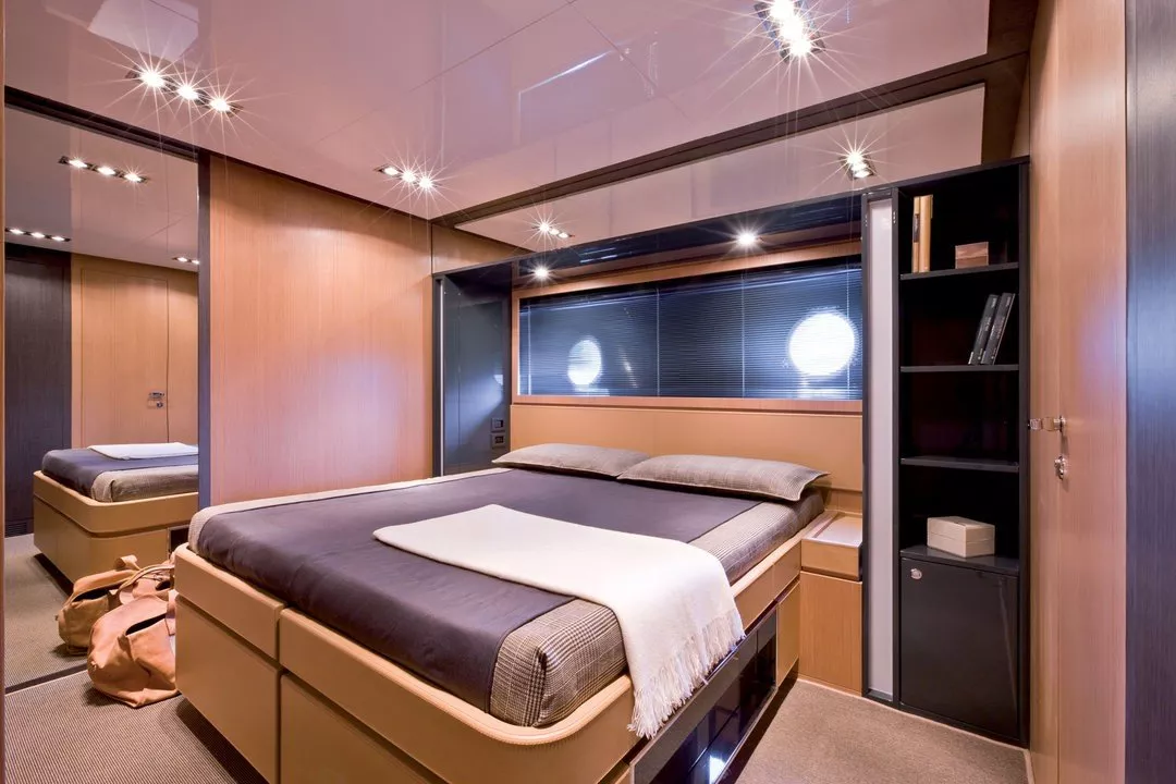 https://dev-api.arconyachts.com/storage/media/20235/conversions/828_1602068188-optimize.webp